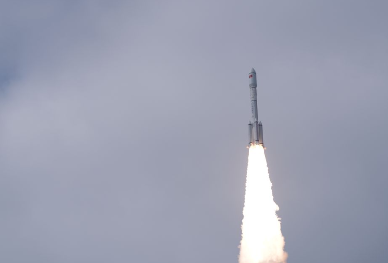 我国成功发射通信技术试验卫星二十七号A/B星