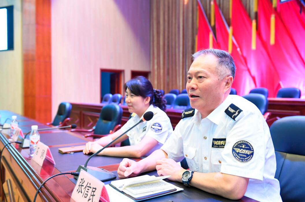 飞行指挥张信民作飞行自愿服务培训(王永龙摄)