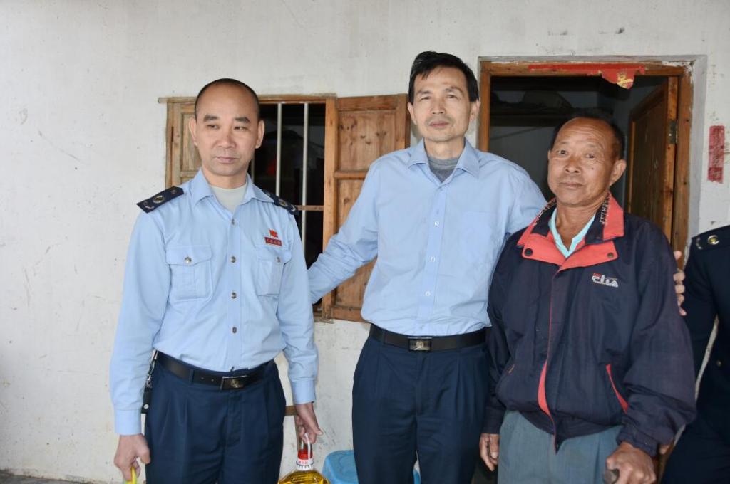 海南省昌江县地方税务局帮扶贫困户助力脱贫增收