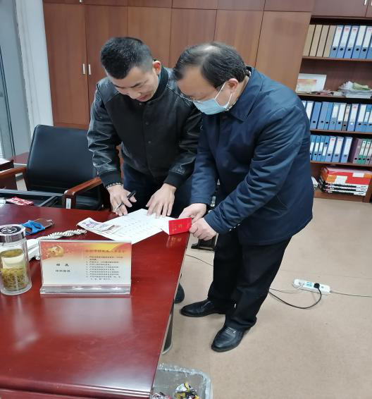 返岗后,章佳斌找到党小组长田兵交纳今年2-4月份党费,并向其汇报下沉