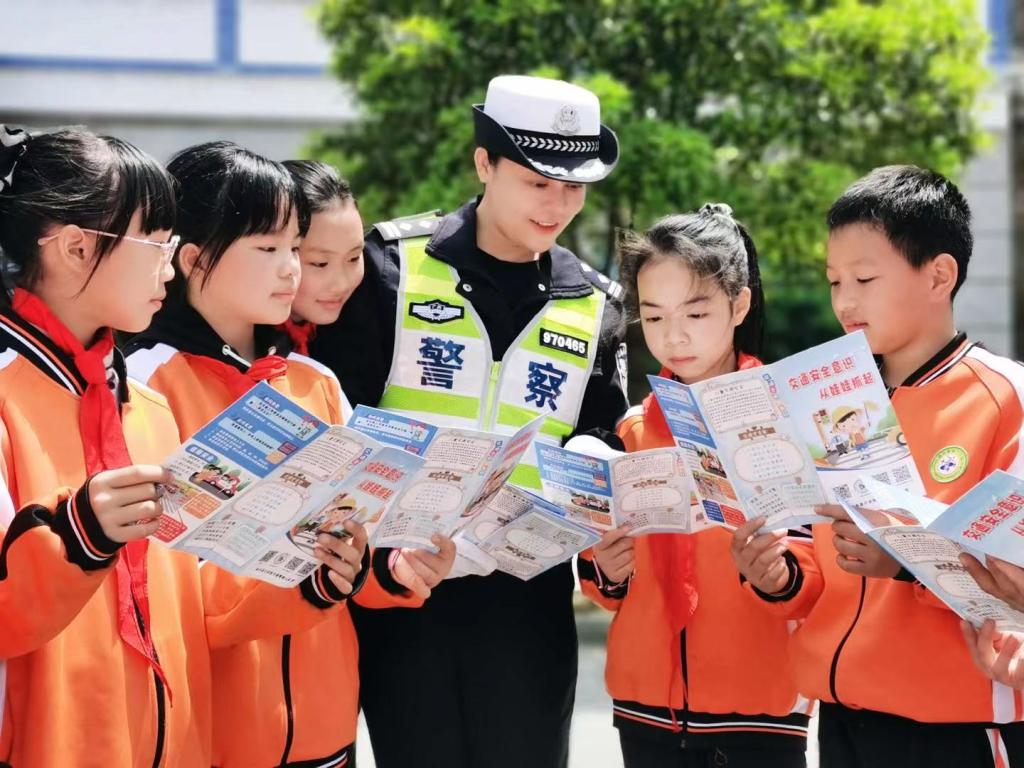 交通警察_1920X1080_高清视频素材下载(编号:4613424)_实拍视频_光厂(VJ师网) www.vjshi.com