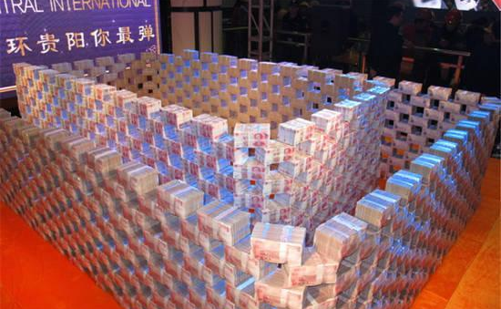 2月2日讯,贵阳清镇市一售楼部,开发商堆1亿现金为农民工发工资.