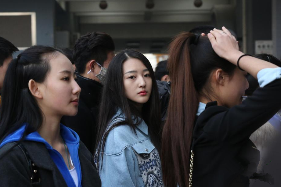 北影艺考复试 帅男美女云集