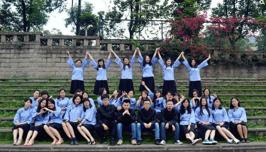 重庆一大学校园内不少学生穿着"民国风"服装摆出各种造型拍摄毕业照