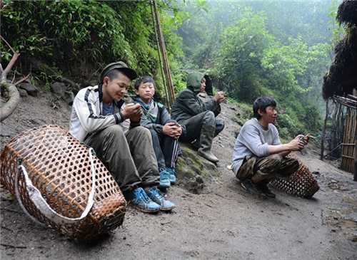 独龙族人口_德贡公路 穿越三江风光,历经四季美景的绝世线路(2)
