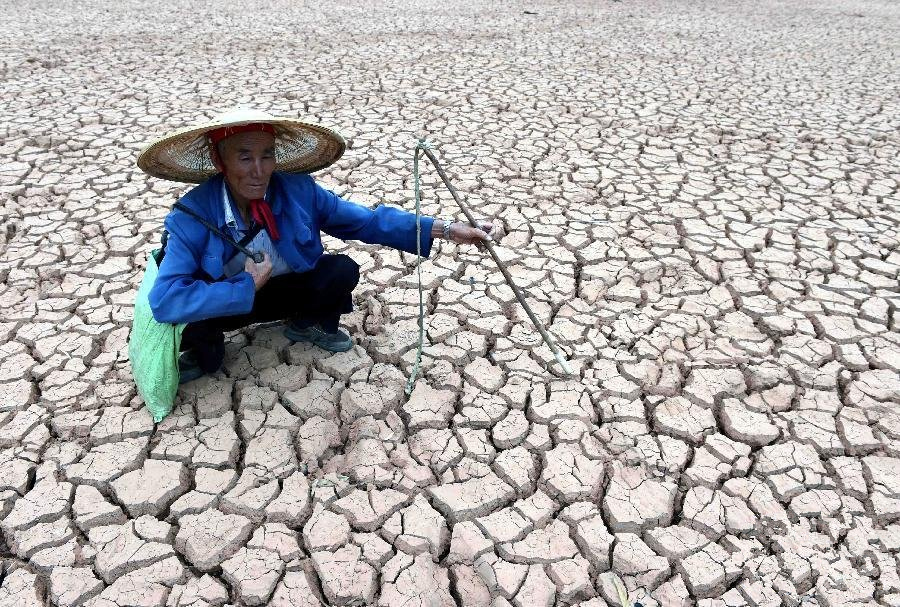 云南楚雄遇严重旱灾 水库干涸土地龟裂