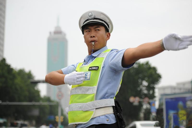 济南交警战酷暑头顶烈日执勤"汗流浃背"