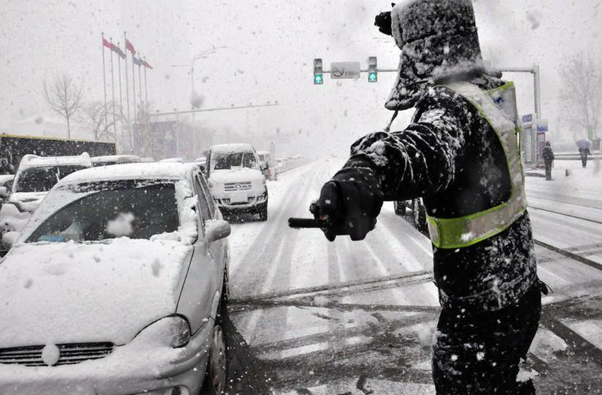 烟台突降大雪 交警雪中执勤保障畅通-民生网-人民日报