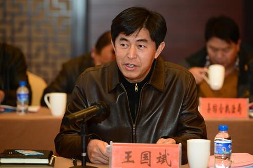 罗平县委副书记王国斌汇报罗平县经济社会发展及生态建设情况.毛虹摄