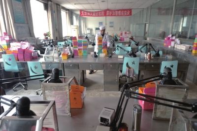 央视3·15晚会曝光了北口义齿,瓷都忠诚等厂家,在生产加工义齿过程中