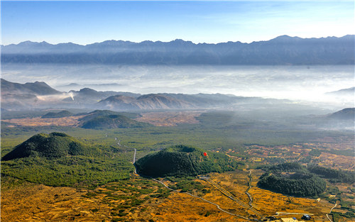 云南省保山市腾冲火山热海旅游区的火山群.