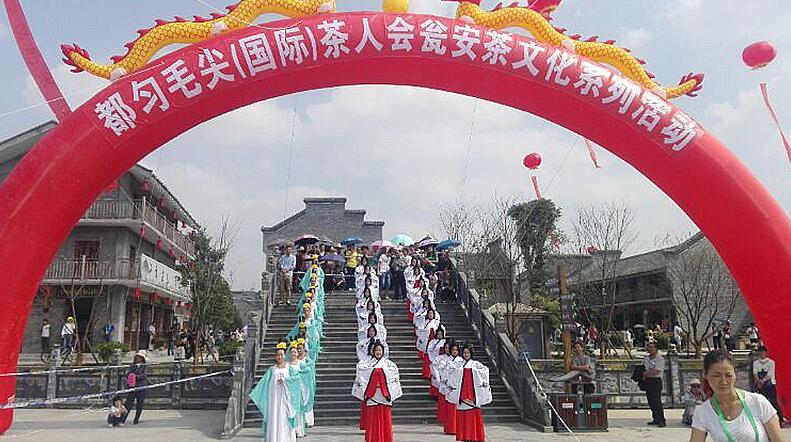 瓮安县城人口_贵州瓮安保留被毁的县委大楼