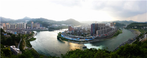 堵河岸畔璀璨 明珠——竹山 县城.