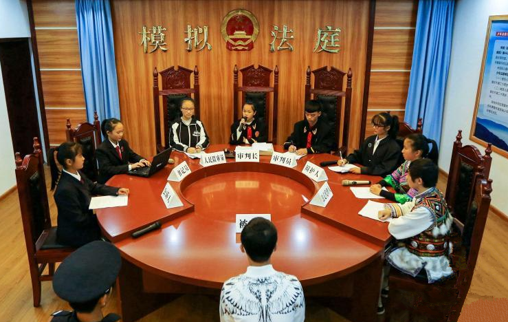 苗乡娃娃学法律 广西融水举办"少年模拟法庭"