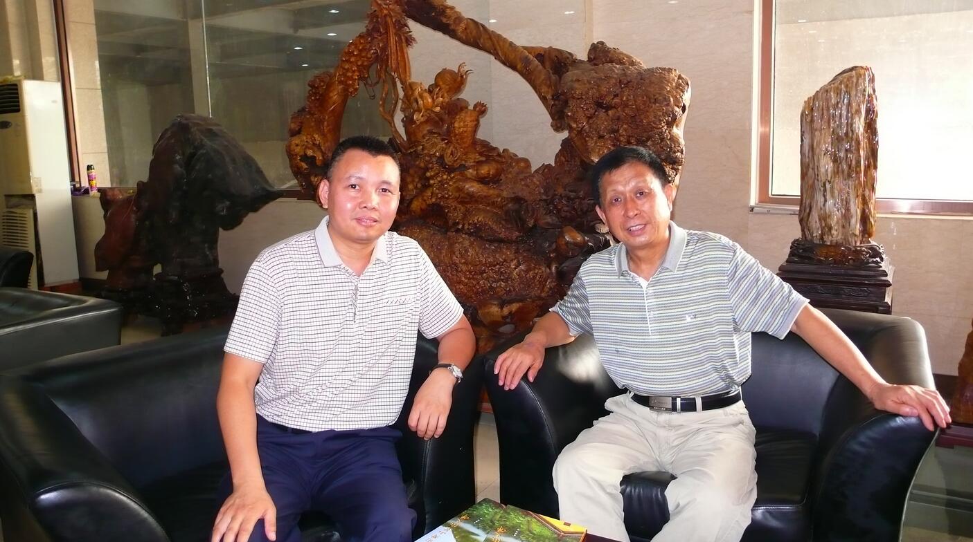 作者高连启(右一)与摄影师梁永在交谈
