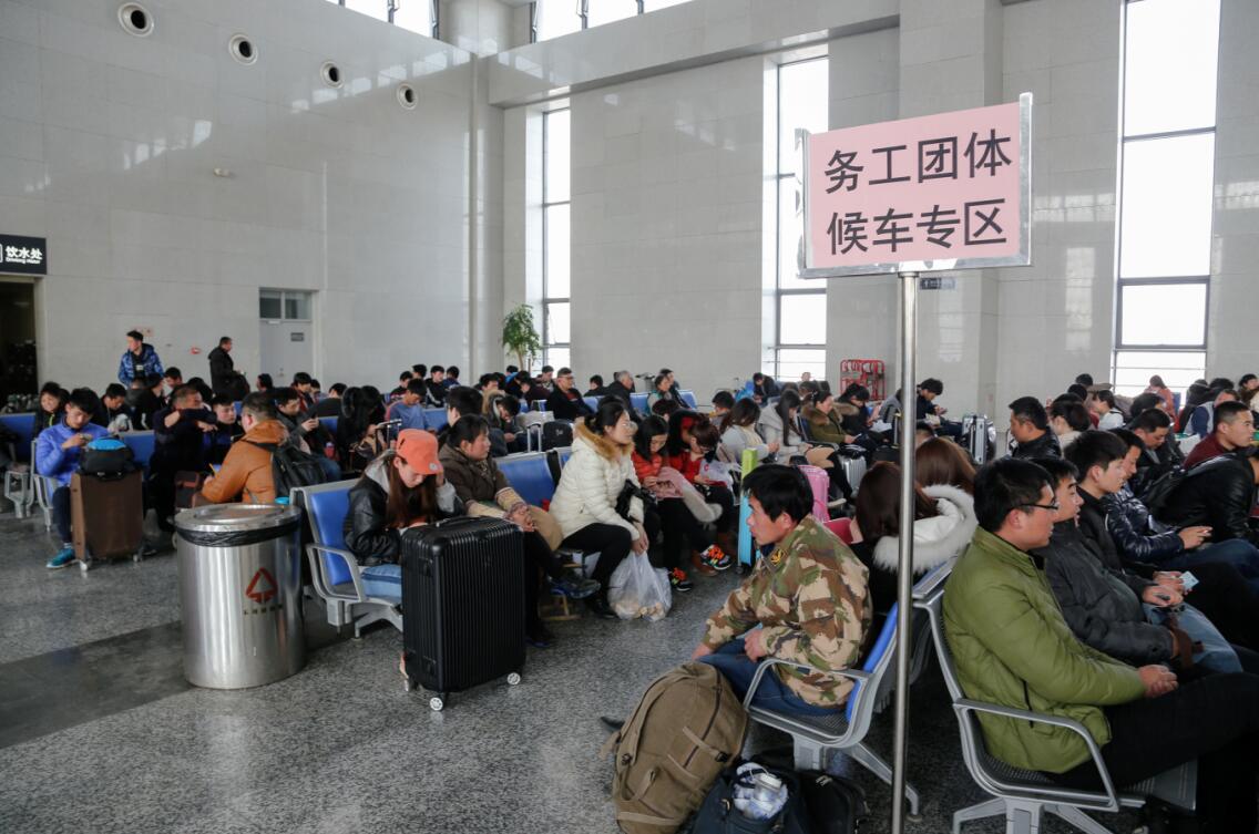 外出打工人口_外出打工人员认真阅读宣传材料-明光新闻网