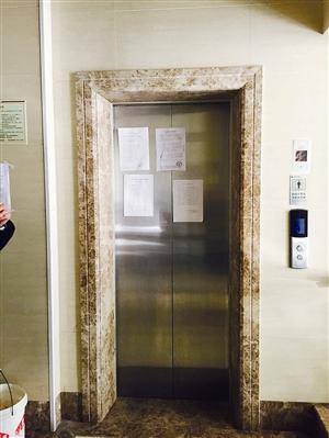 业主装修堵住消防通道 电梯被封停居民很受伤