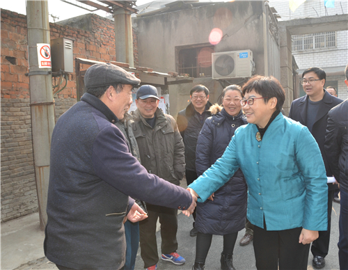 △ 宜城市委书记郭静(右一)走访慰问小区居民.图/李勤