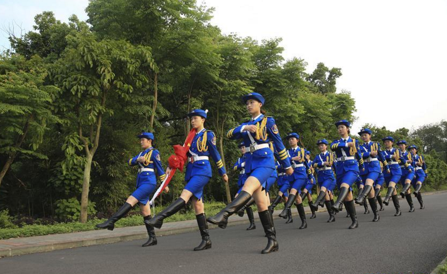 5月2日,西南大学女子国旗班队员在校园内进行队列训练.