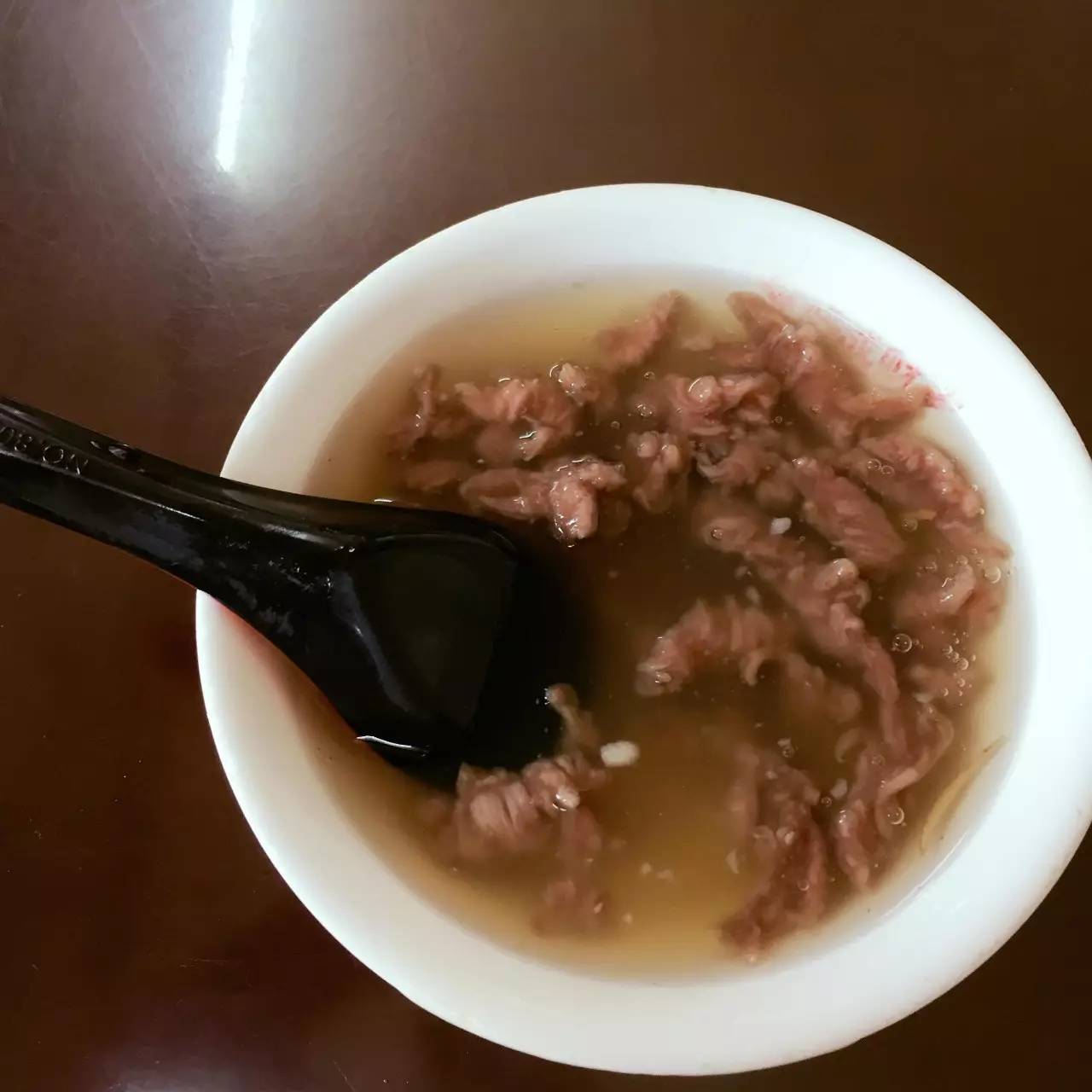 我要了一份牛排(15元),一份咸饭(3元)和一份牛肉羹(10元).