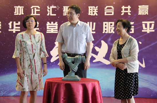 人大代表陶秀梅,荣华街道工委书记刘文虎,嘉捷学堂王佩英(由左至右)