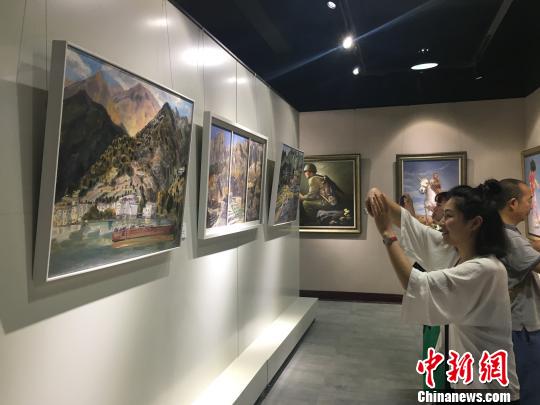 27日，黄桷垭油画村A展厅落成，并举行画展。　刘贤 摄