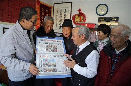 孙玉斌介绍自己收集十九大有关报纸资料