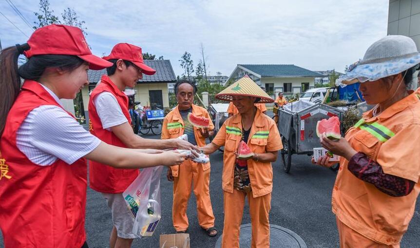 浙江余姚:爱心志愿者夏日送清凉