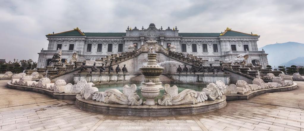 这里有庄严神圣的"正大光明",富丽堂皇的"九洲清晏", 如梦似幻的"蓬岛