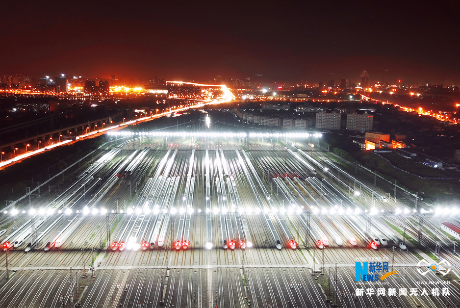图为航拍深夜中的武汉动车段检修基地.新华网 欧阳小洁 摄
