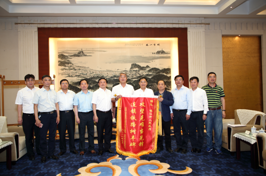 宣读了集团公司致镇江市政府的感谢信,并将感谢信递呈给副市长胡宗元