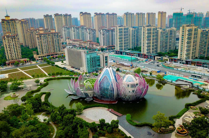 武进区新貌凤凰谷"阳湖书房正在看书的年轻人7月7日,大型全媒体采风