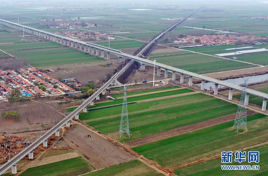11月26日,首发列车行驶在潍莱高铁跨海青铁路特大桥段(无人机照片).