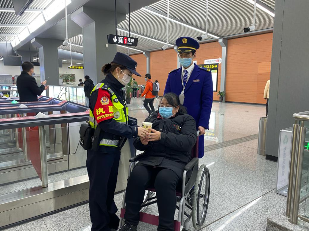 常州地铁女警长陈煜: 多一点"关注",就能解乘客之所"困"