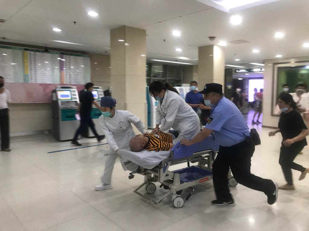 急诊科医生郑玥为心跳骤停患者进行胸外心脏按压 黄銮/图