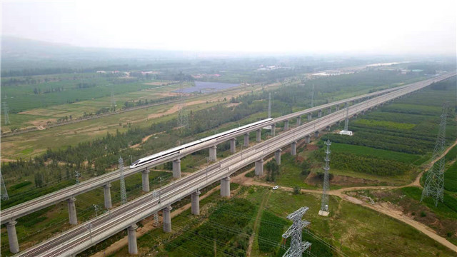 "彩虹飞渡"实现新老京张线同台演绎的跨官厅湖特大桥.