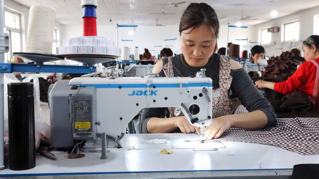 四处开花,采用自有工厂加外协加工厂的生产方式扩大围裙产量,将小围裙