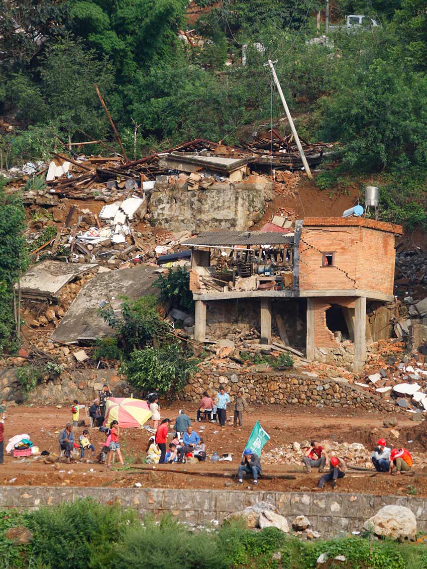 云南省昭通市鲁甸县地震现场倒塌的民房.
