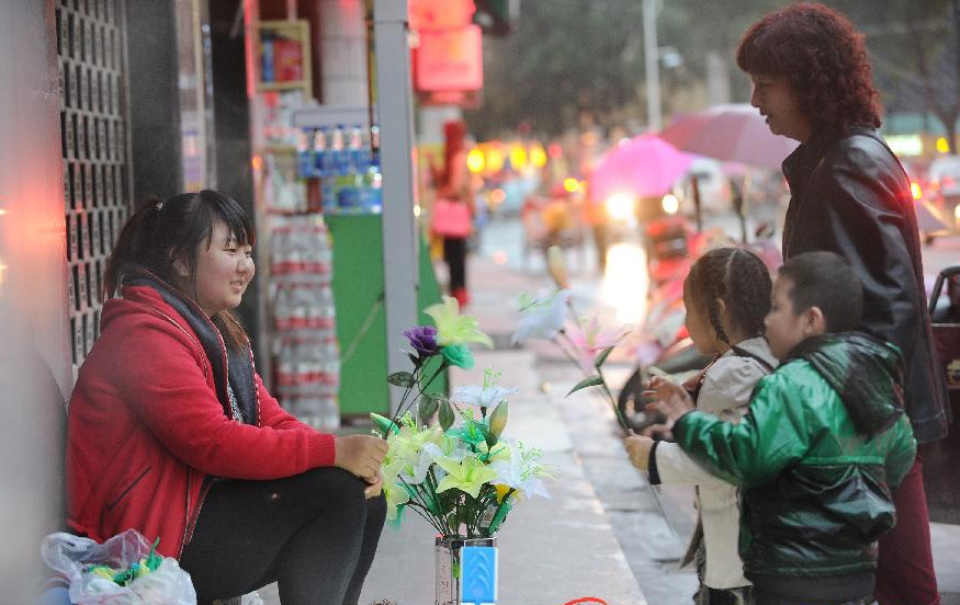 卖花姑娘摆摊救父