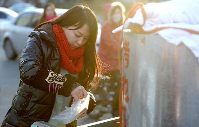 济南女孩卖烤地瓜救患病哥哥-民生网-人民日报社《民生周刊》杂志官网