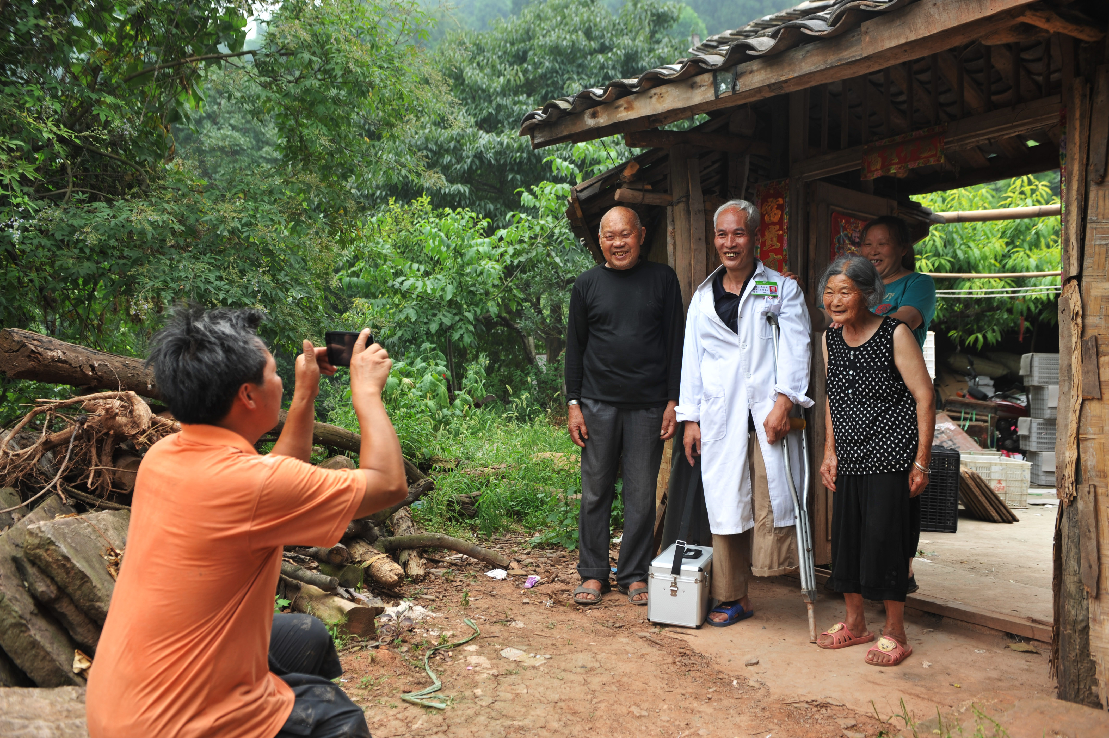 陈永根坚持每次出诊结束后和乡亲们合影留念,借此记录下与大伙在一起