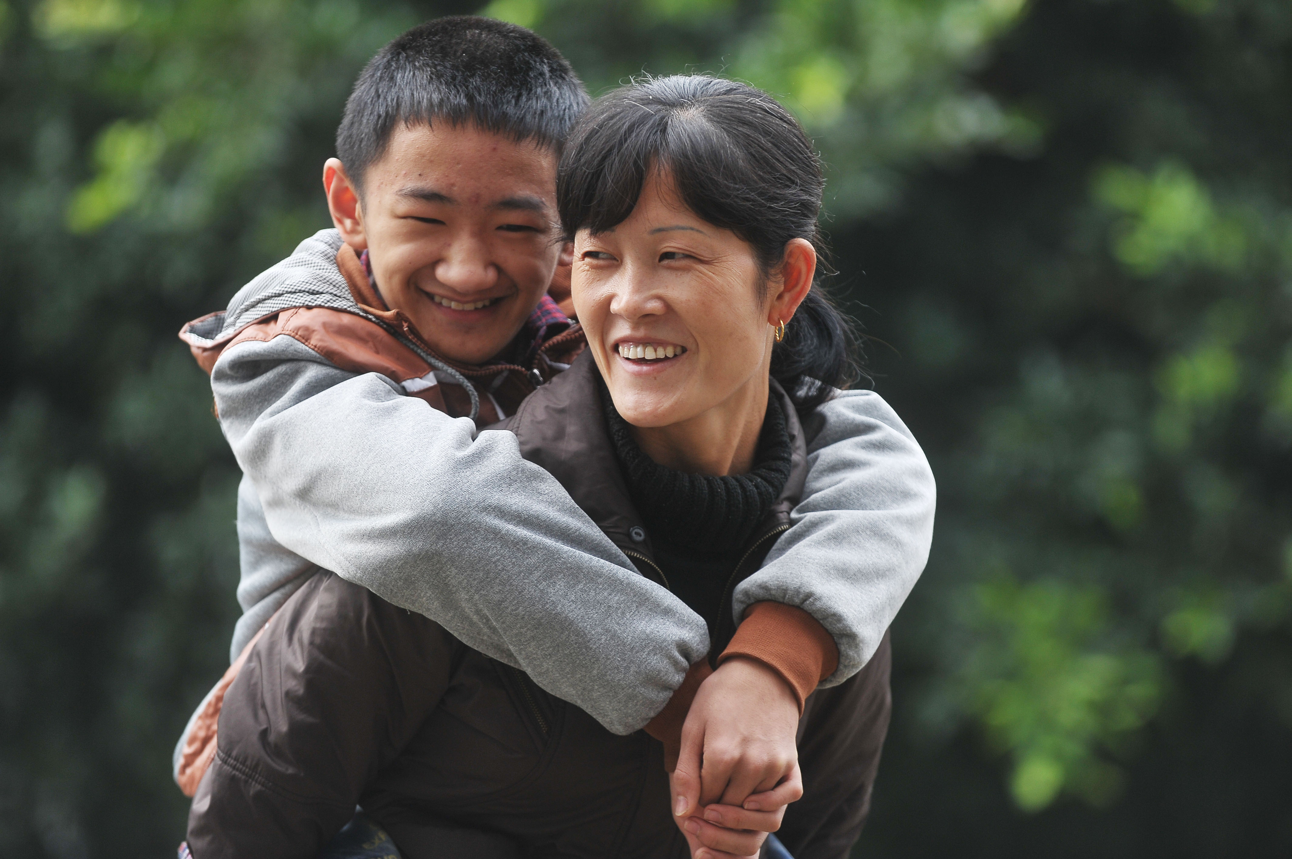 妈妈背上的求学路