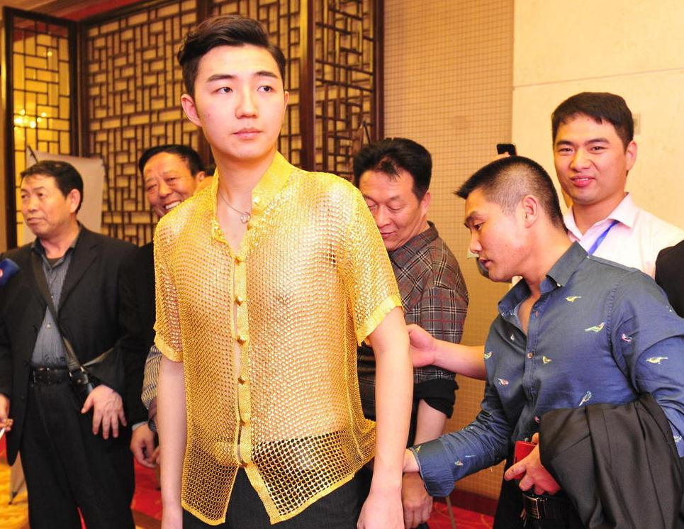 黄金衬衣亮相西安吸引眼球