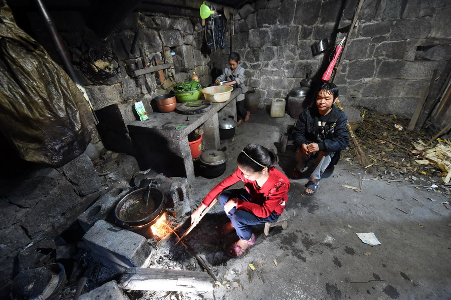 母亲早逝,父亲精神失常,姐姐在外求学……广西都安瑶族自治县拉烈镇