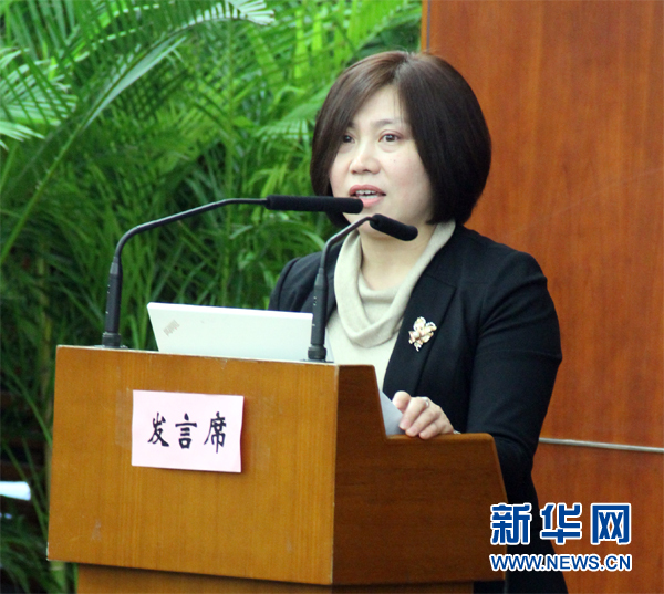 图为北京隆庆祥服饰有限公司总裁李艳艳女士在发布会上致辞.