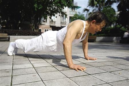 八旬老汉练出6块腹肌可连做俯卧撑近百个