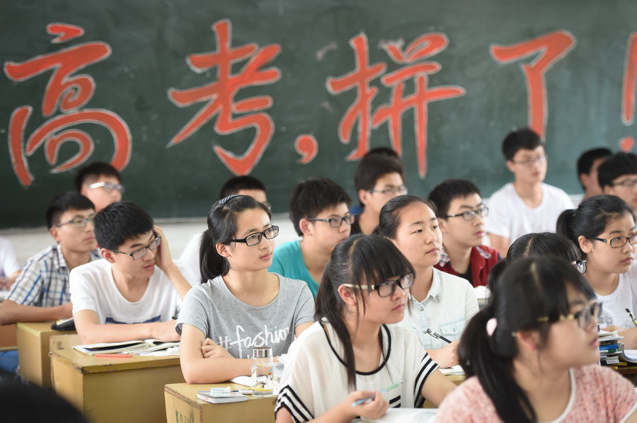 在歙县中学内,高三年级的学生在教室内上课.新华社记者 张端 摄