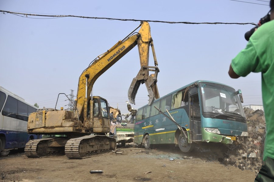 西安集中销毁110辆报废客车