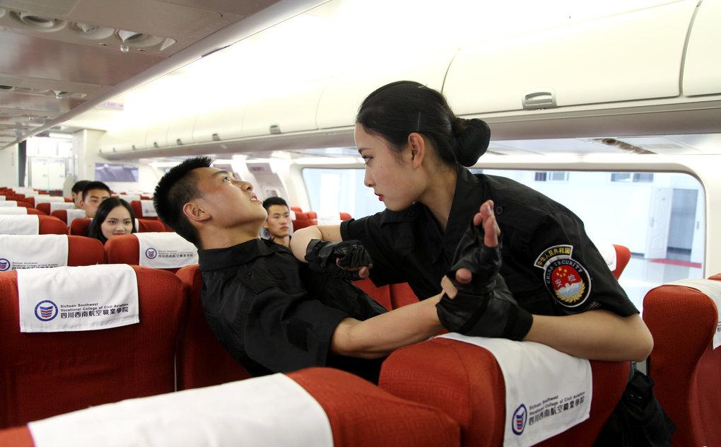 成都"空中警察" 1个空姐敌2条汉子