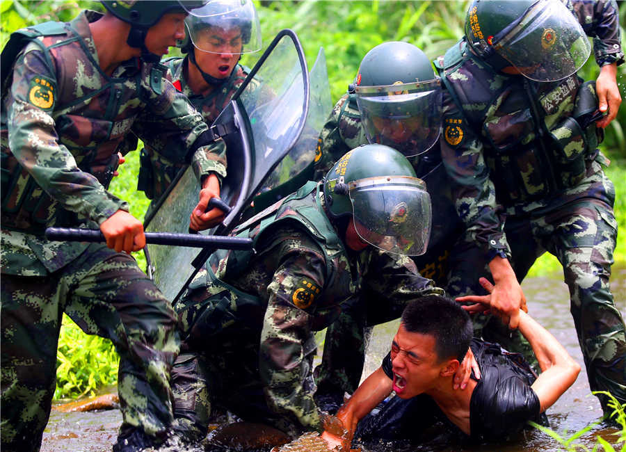 边防武警与港警联手进行反偷渡反走私演练
